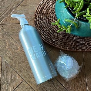 Hair Story New Wash Scalp Brush + Refillable Bottle